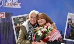 Başkan Gençay, Fevzipaşa mahallesinde çiçeklerle karşılandı