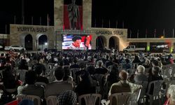 Didimliler, dev adamların tarihi mücadelesini kent meydanında omuz omuza izledi