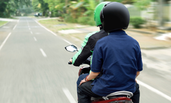 Motosiklet arkasında gidenler dikkat!