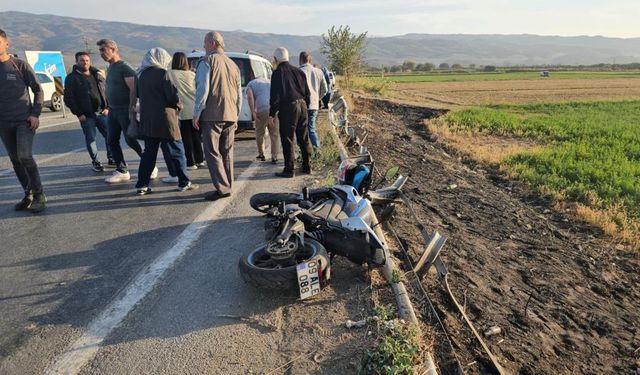 Viraja hızlı giren otomobil ve motosiklet ardı ardına kaza yaptı: 1 yaralı