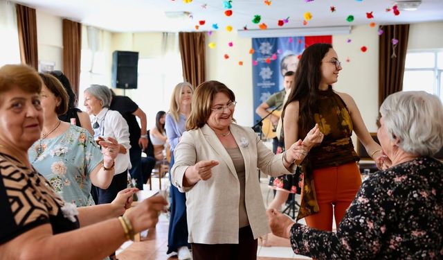 Başkan Gençay; "Annelerimizin yüzü hep gülsün"