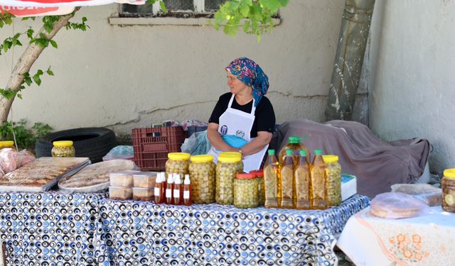 Akköy Yerel Pazarı ilk ziyaretçilerini ağırladı