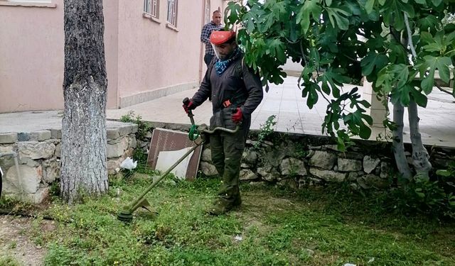 Didim’de camilerin bahçelerinde ot temizliği tamamlandı