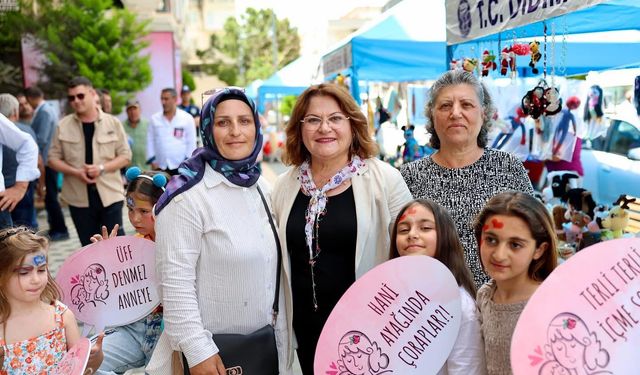 Başkan Gençay, Anneler Günü dolayısıyla kurulan stantları ziyaret etti