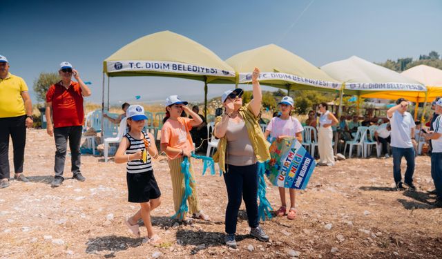 Akköy’de rengarenk uçurtmalar gökyüzünü süsledi