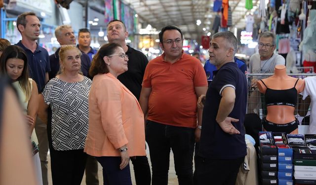Başkan Hatice Gençay, Mavişehir Halk Pazarı’nı ziyaret etti