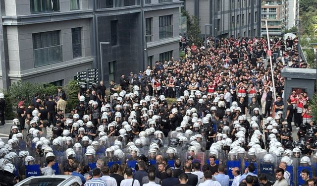 CHP İstanbul İl Başkanlığı önünde tarihi bir dayanışma başladı