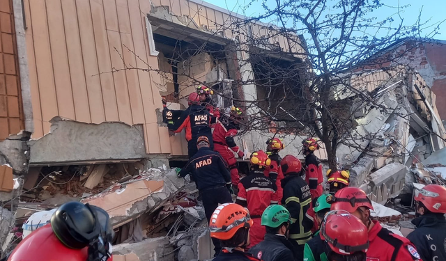 7 katlı bina çöktü! 5 kişi enkaz altında