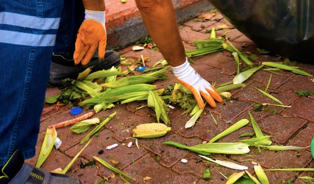 Didim'de pazar atıkları komposta dönüşüyor