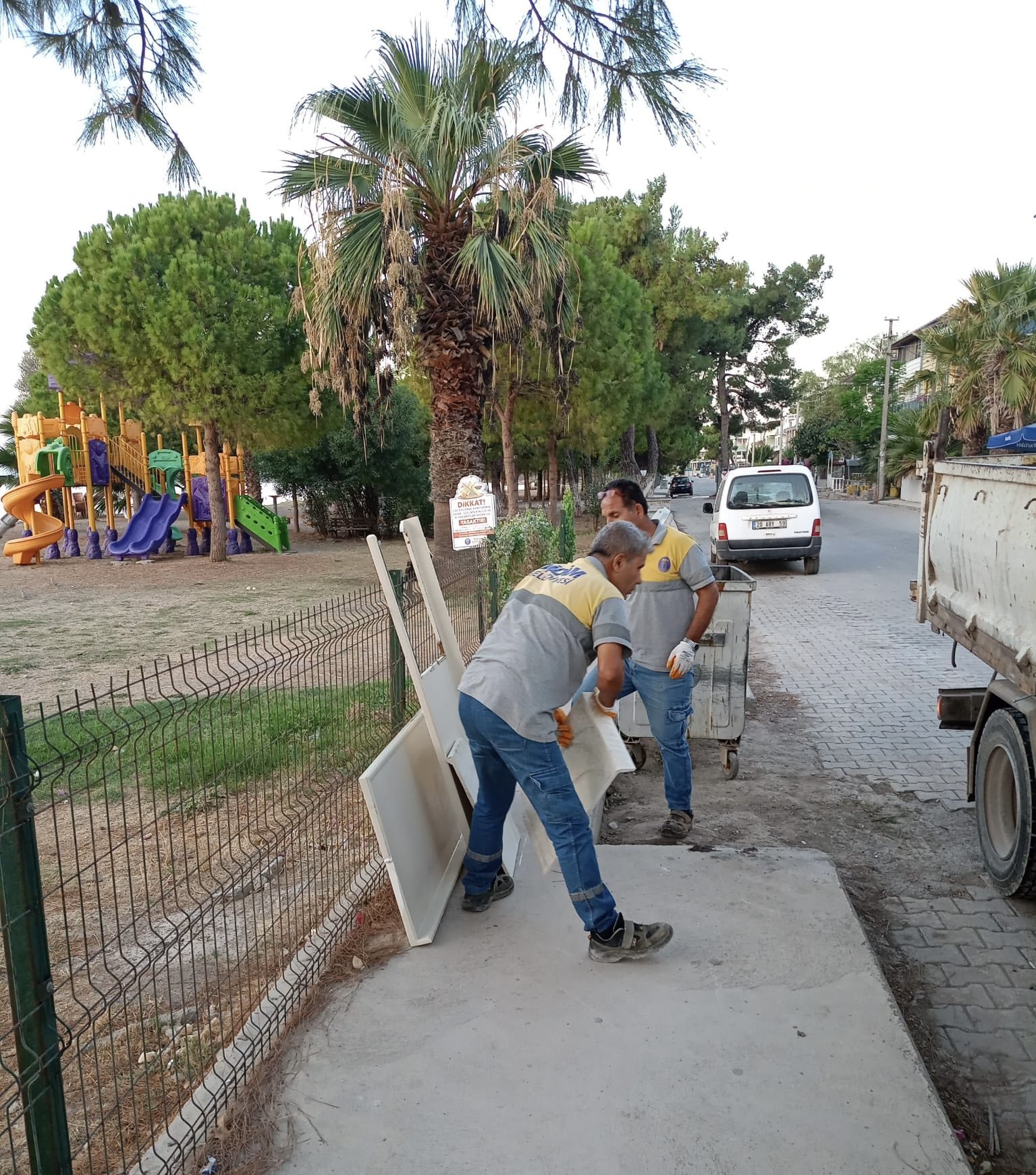 Didim'de moloz ve bahçe atıklarını temizleme çalışmaları sürüyor